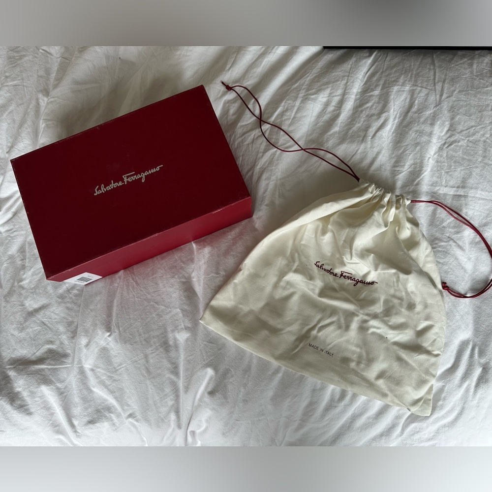 Salvatore Ferragamo shoe box +dust bag no damage